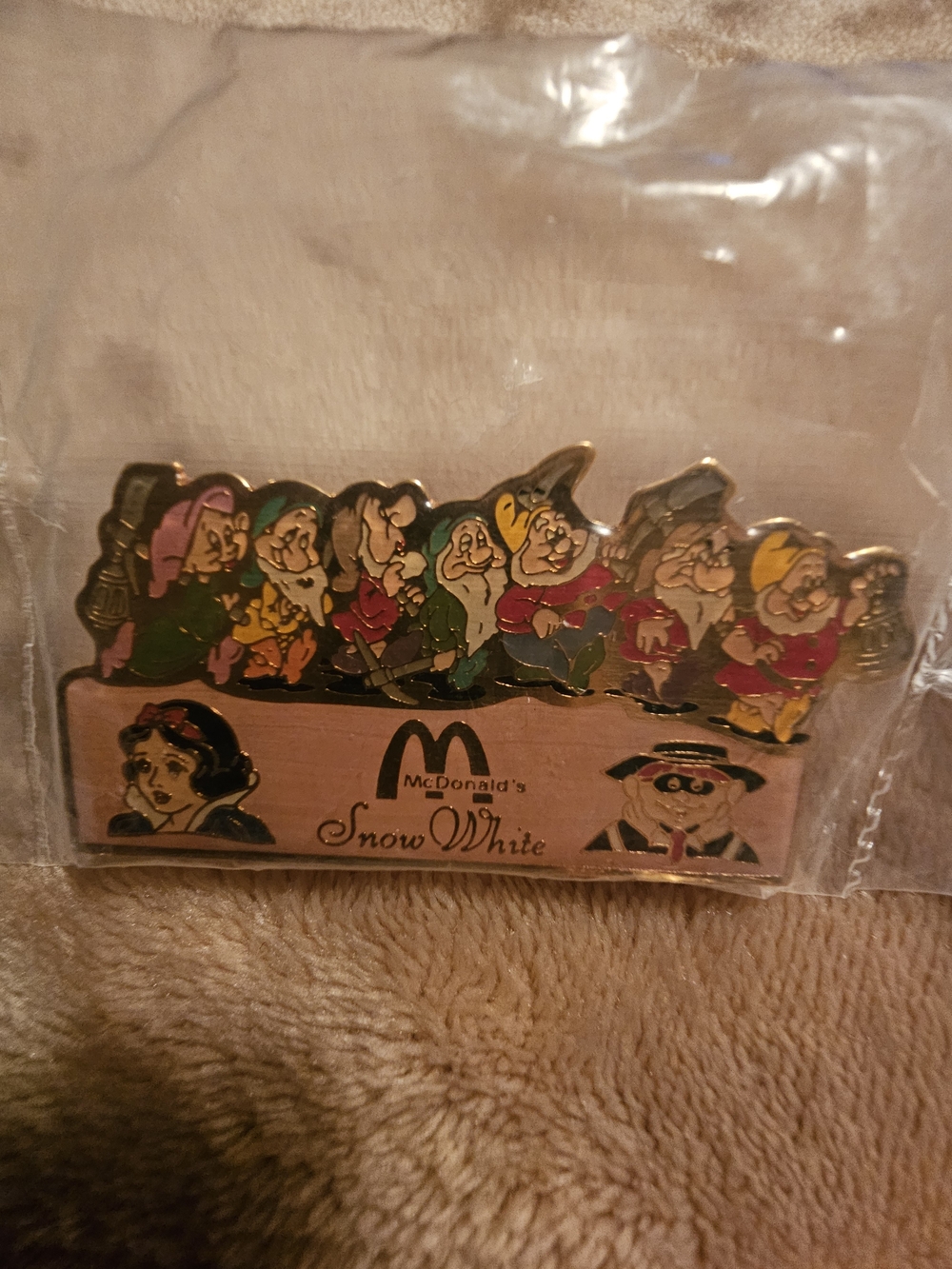 McDonald's Snow White & Seven Dwarfs Gold Tone Colored Enamel Pin🩷🩷